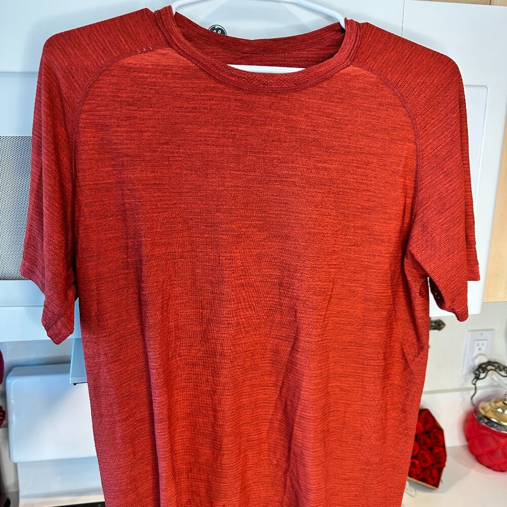 Lululemon short sleeve T shirt size 10 Stunning color and soft fabric